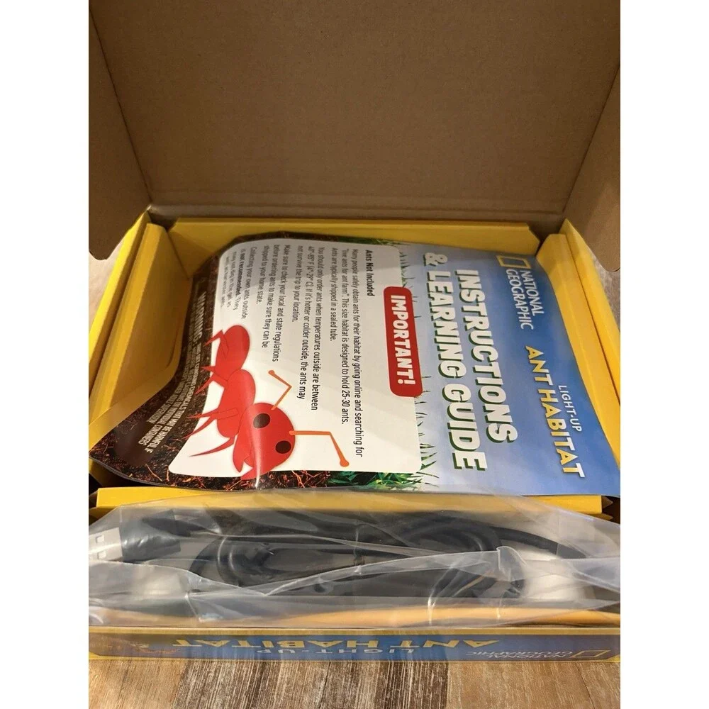 National Geographic Ant Habitat Kit Light Up Ant Farm Terrarium Science Learning